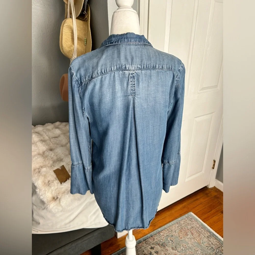 Cloth and Stone collared button up lightweight denim colored shirt size small - Picture 2 of 8
